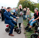 Kronprins Haakon fikk låne el-sykkel av Mads Fredick Ingvaldsen ved ankomsten i Åsgårdstrand. Foto: Lise Åserud, NTB scanpix